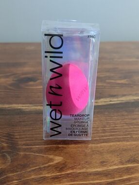 NWT Wet n Wild Hot Pink Teardrop Makeup Blender Sponge
